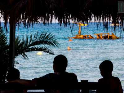 Ogni giorno alle 19 con i miei bambini raggiungo la spiaggia per un caff� e un gelato - racconta la signora -, e ci fermiamo a osservare il panorama in tranquillit�. Ci piace sognare a occhi aperti inventando storie sulla nave, sperando che si inabissi il pi� tardi possibile�.